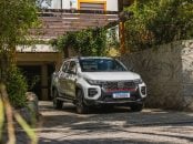 fiat strada ultra cabine dupla branca frente parada