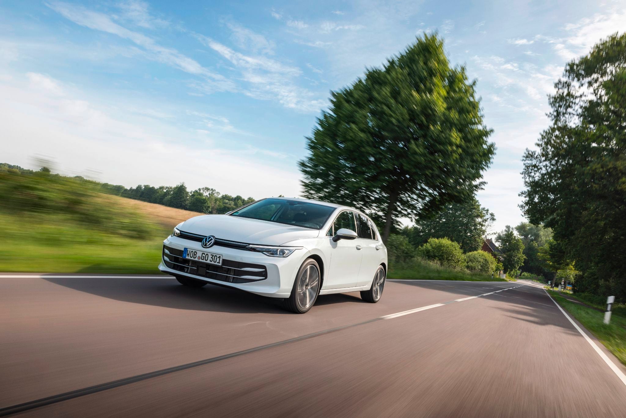 volkswagen golf mk8 etsi branco frente em movimento