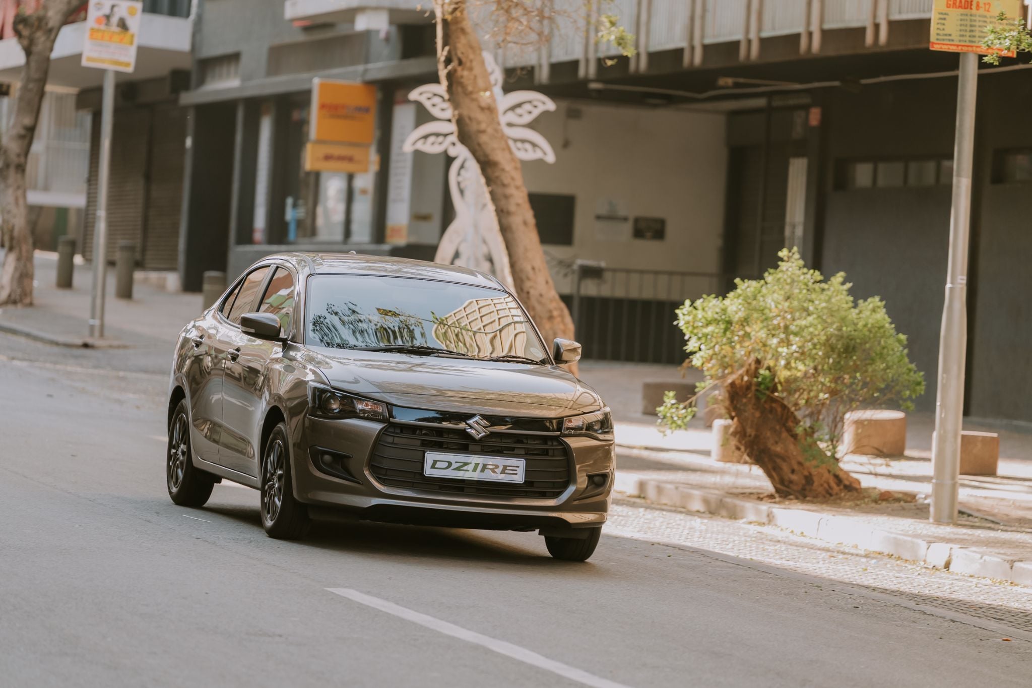 suzuki dzire bronze frente parado