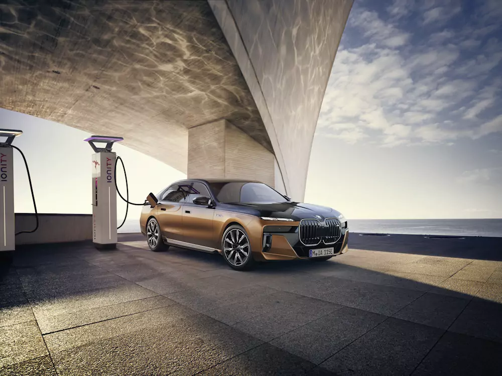bmw i7 m70 xdrive carregando