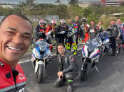 Cafu ex campeão do mundo e jogador de futebol anda de moto