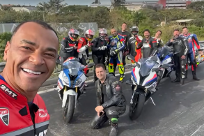 Cafu ex campeão do mundo e jogador de futebol anda de moto