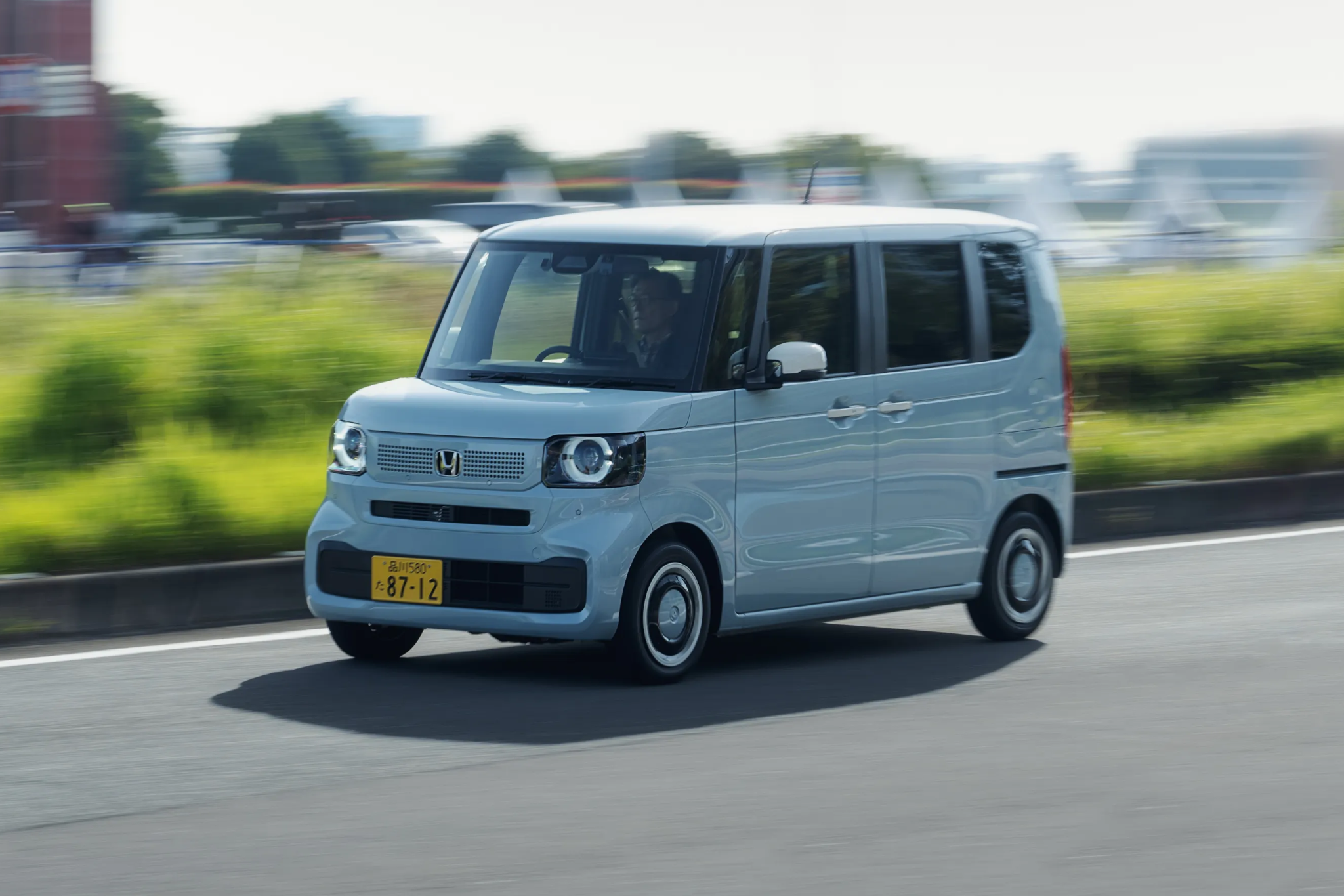 honda n box azul claro frente em movimento
