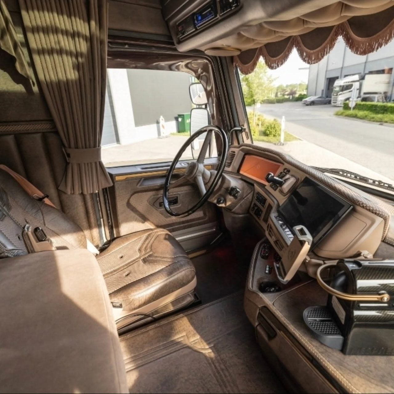 Scania 163 M V8 530 Interior 2