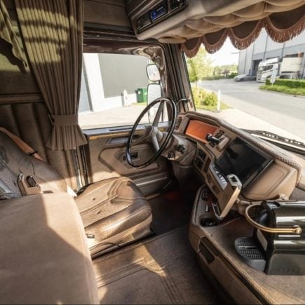 Scania 163 M V8 530 Interior 2