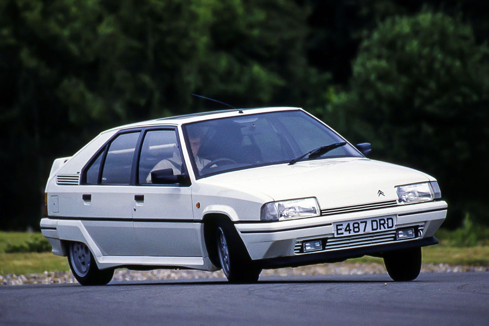 CITROEN BX BRANCO EM MOVIMENTO CURVA SUSPENSÃO