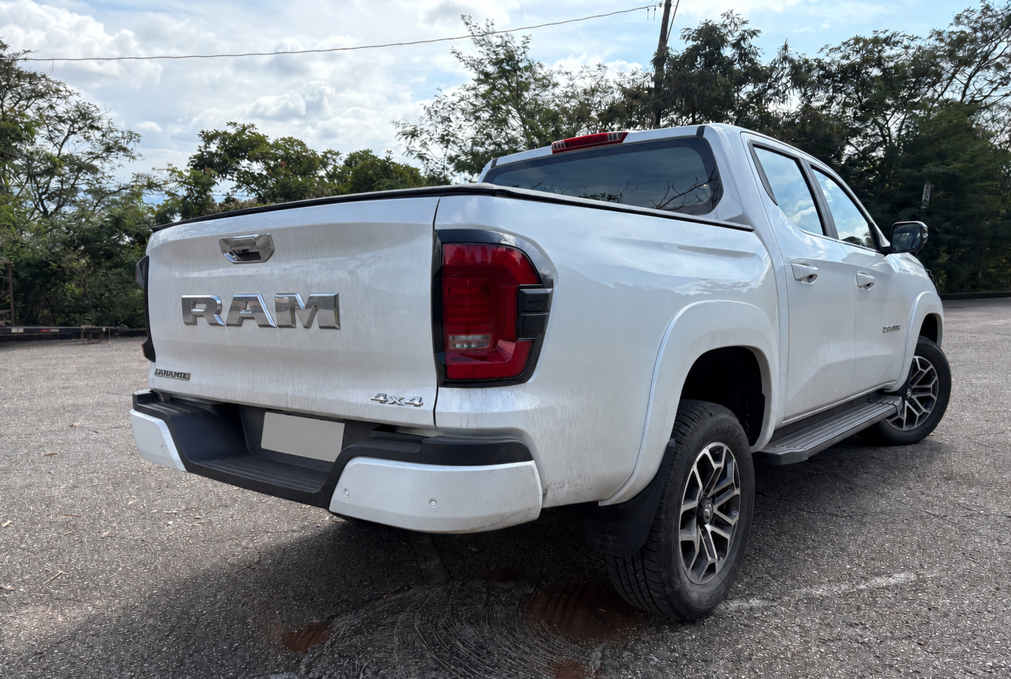 RAM DAKOTA LARAMIE 2026 BRANCO FRENTE E LATERAL (2)