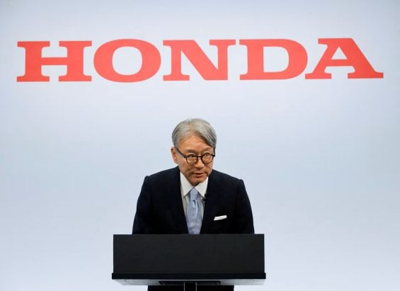 Acusado de priorizar o golfe à frente da China, CEO da Honda resiste no cargo