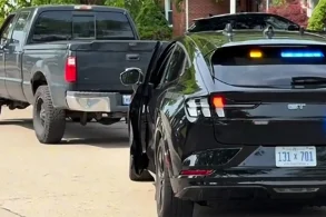 Polícia usa Ford Mustang Mach E disfarçado para flagrar motoristas imprudentes nos EUA