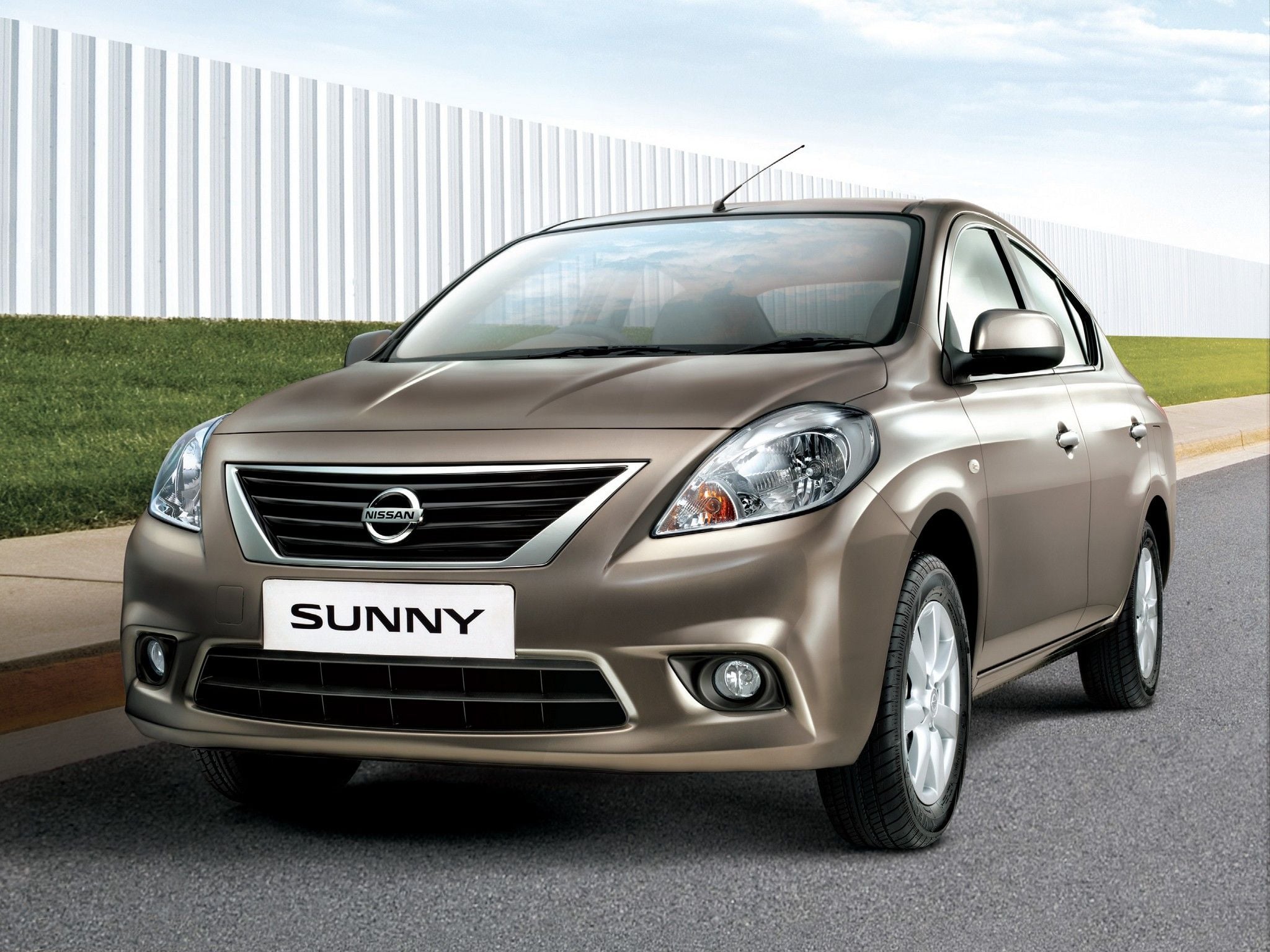 nissan sunny bege frente parado