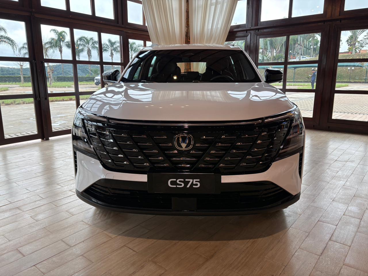 Caoa Changan CS75 2027 branco dianteira
