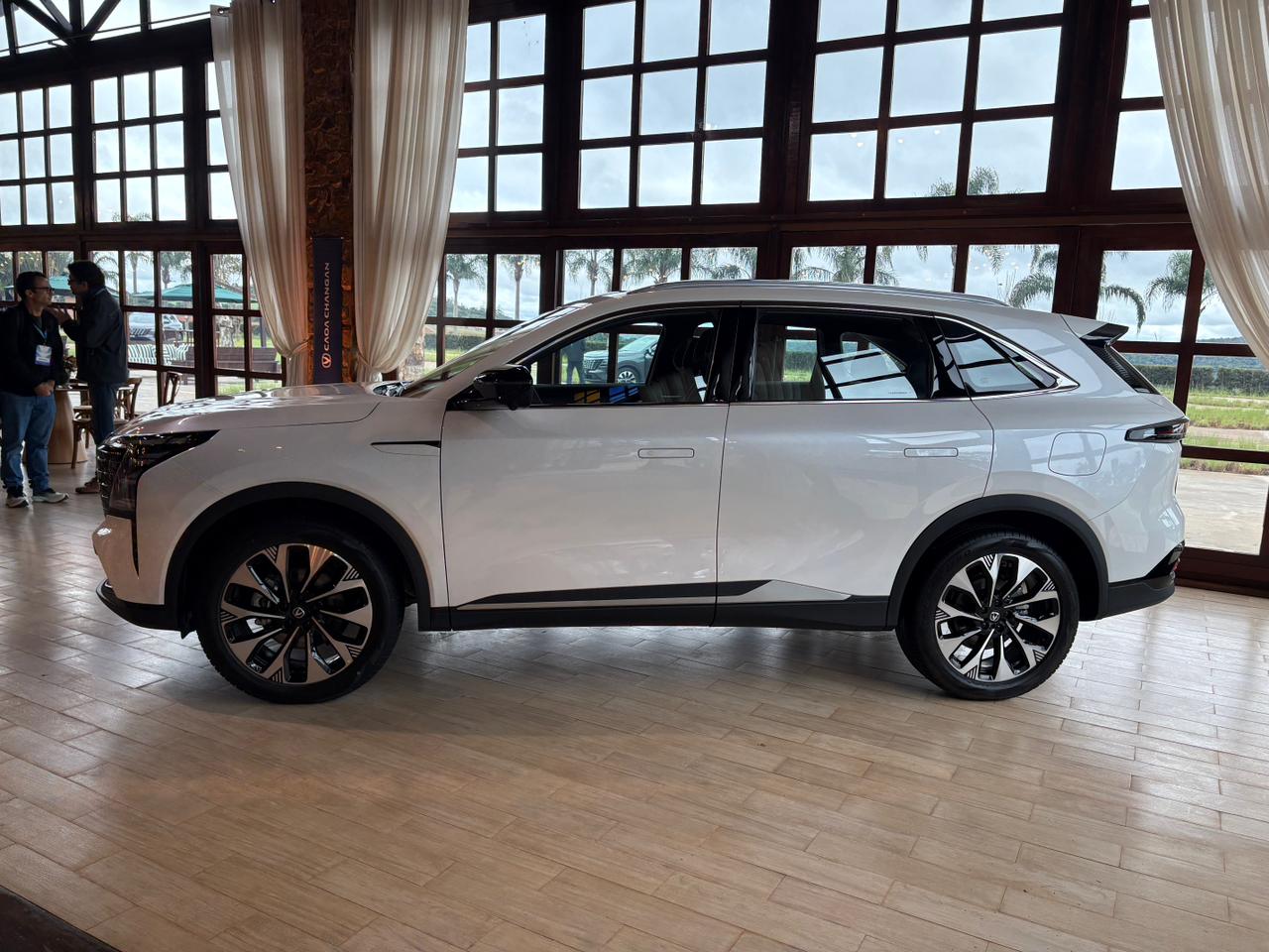 Caoa Changan CS75 2027 branco lateral