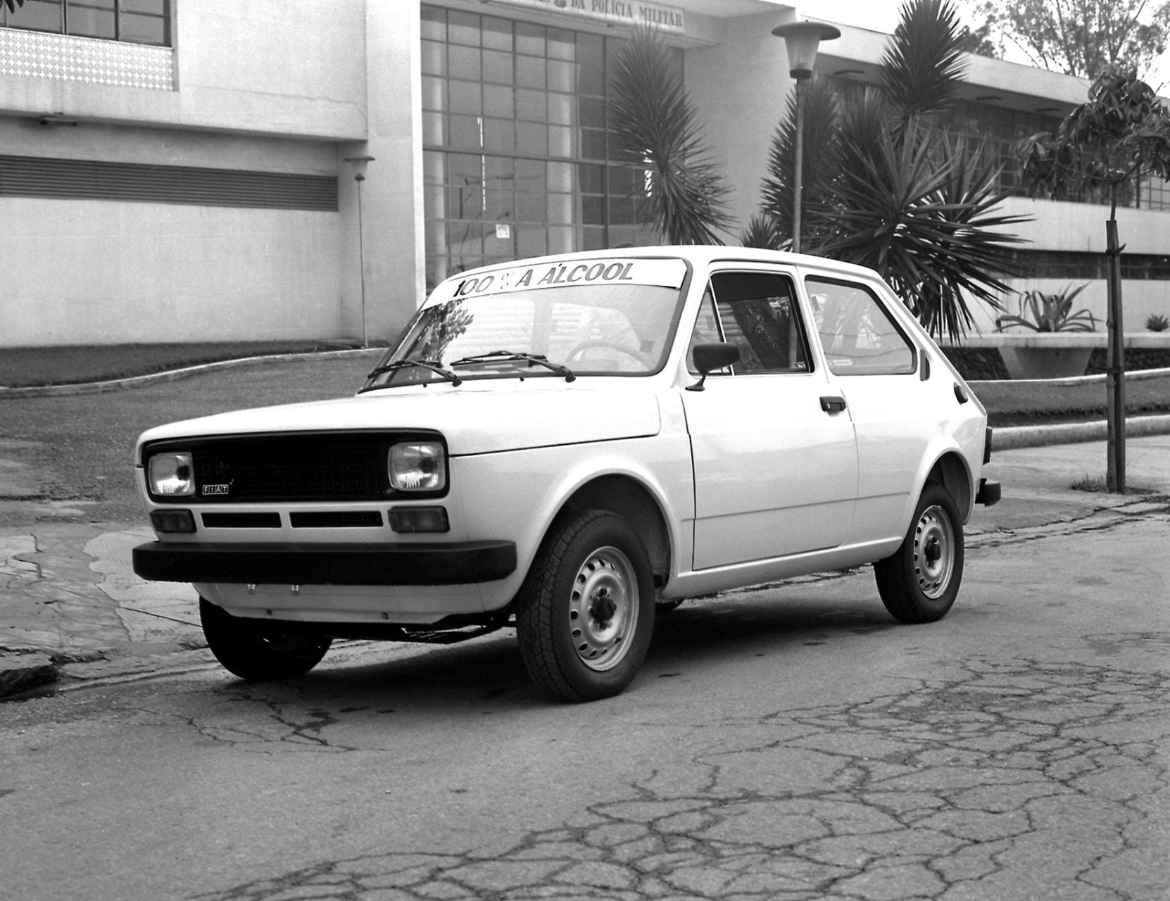 Fiat 147 a álcool 1979 frente parado