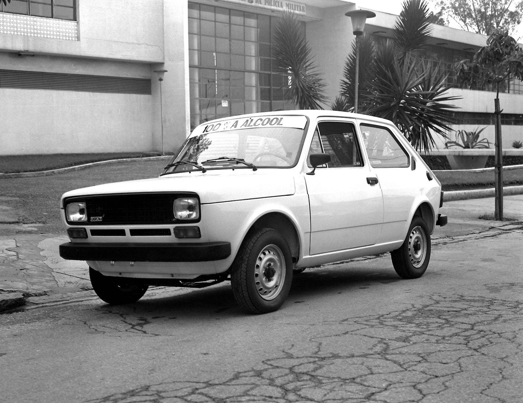Fiat 147 a álcool 1979 frente parado