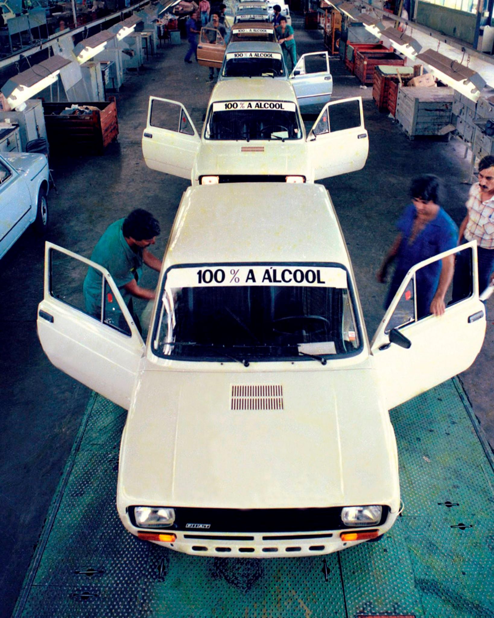 Fiat 147 a álcool na linha de montagem de betim IG Fiat 147 a álcool na linha de montagem de betim IG