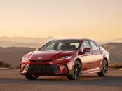 toyota camry se hev awd vermelho frente parado