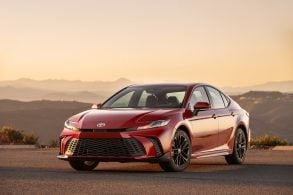 toyota camry se hev awd vermelho frente parado