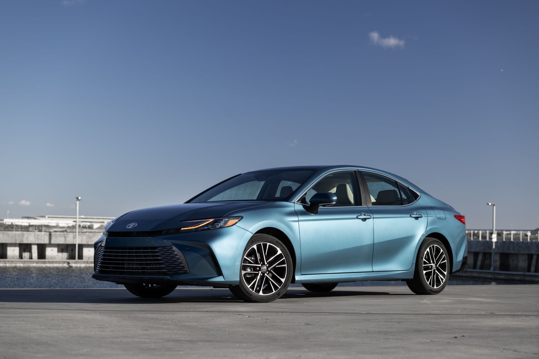 toyota camry xle hev awd azul frente parado