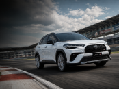 Toyota Corolla Cross GR Sport 2027 branco lunar frente em movimento