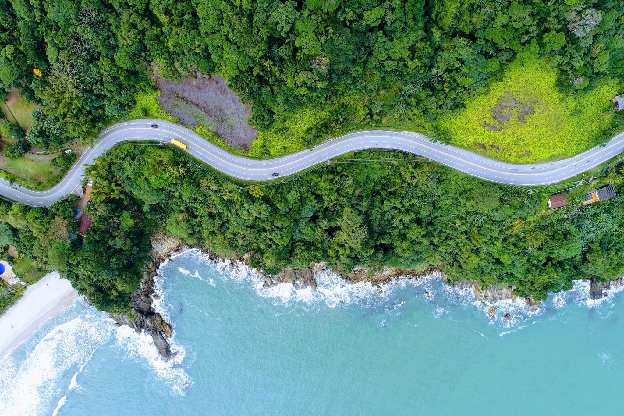 shutterstock Serra Rio–Santos estrada vista de cima entre a mata atlantica e o mar