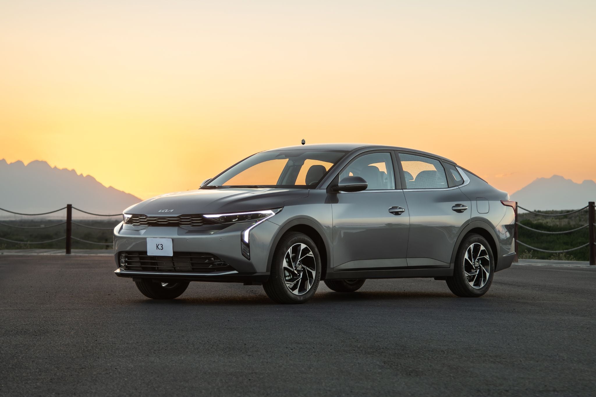 kia k3 sedan cinza frente parado