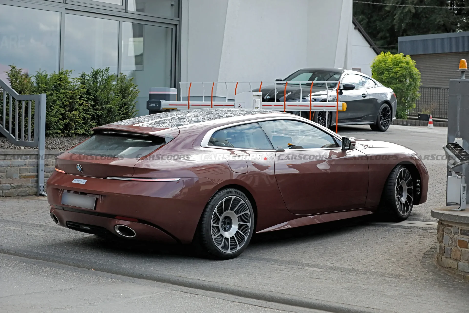 BMW Speedtop aparece sem camuflagem e mantém visual fiel ao conceito 4