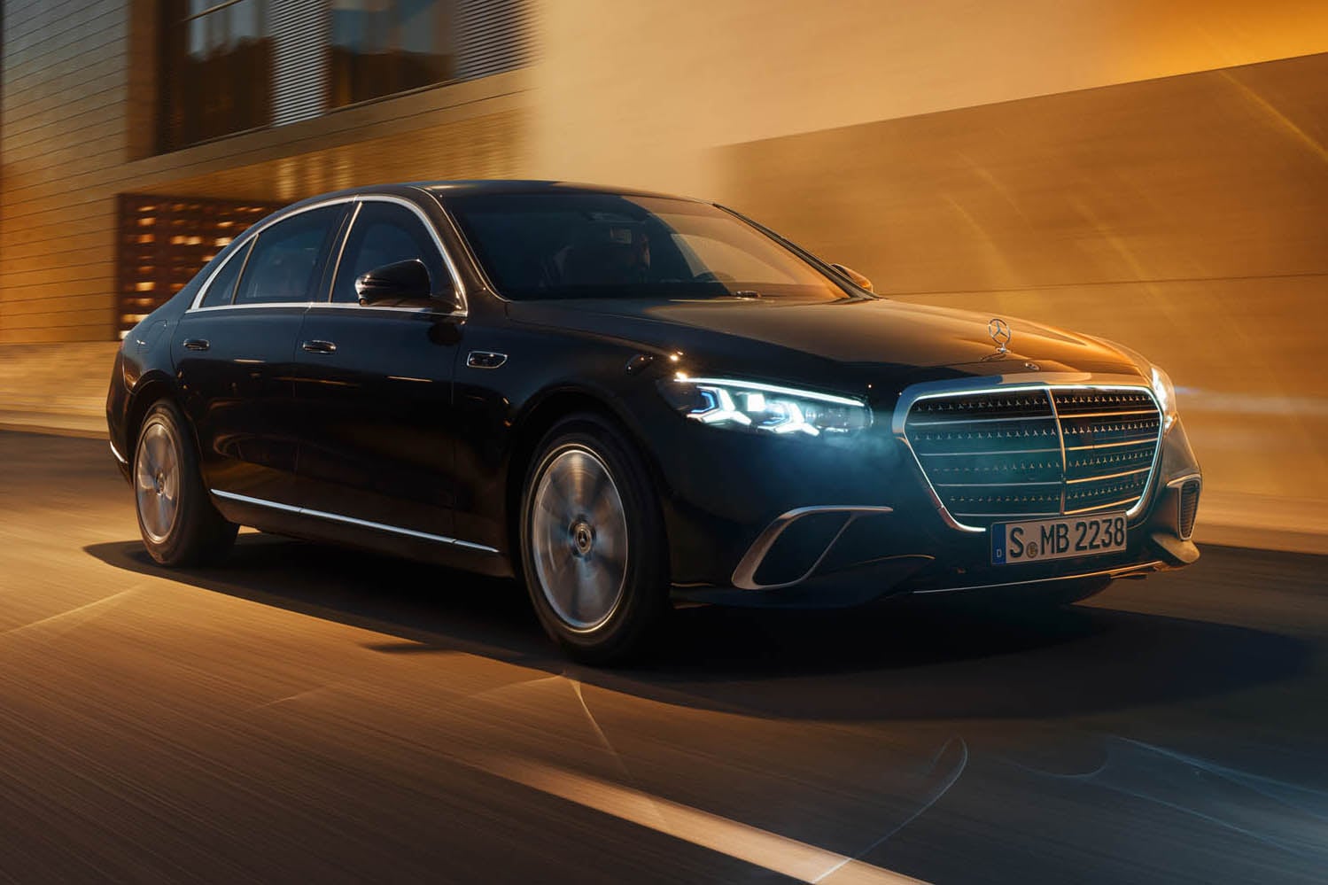 Mercedes-Benz Classe S blindado vem com curso para motoristas e prova que blindagem está na moda lá fora