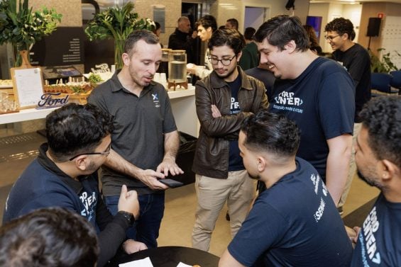 Ford oferece capacitação profissional gratuita na área de tecnologia; veja como se inscrever