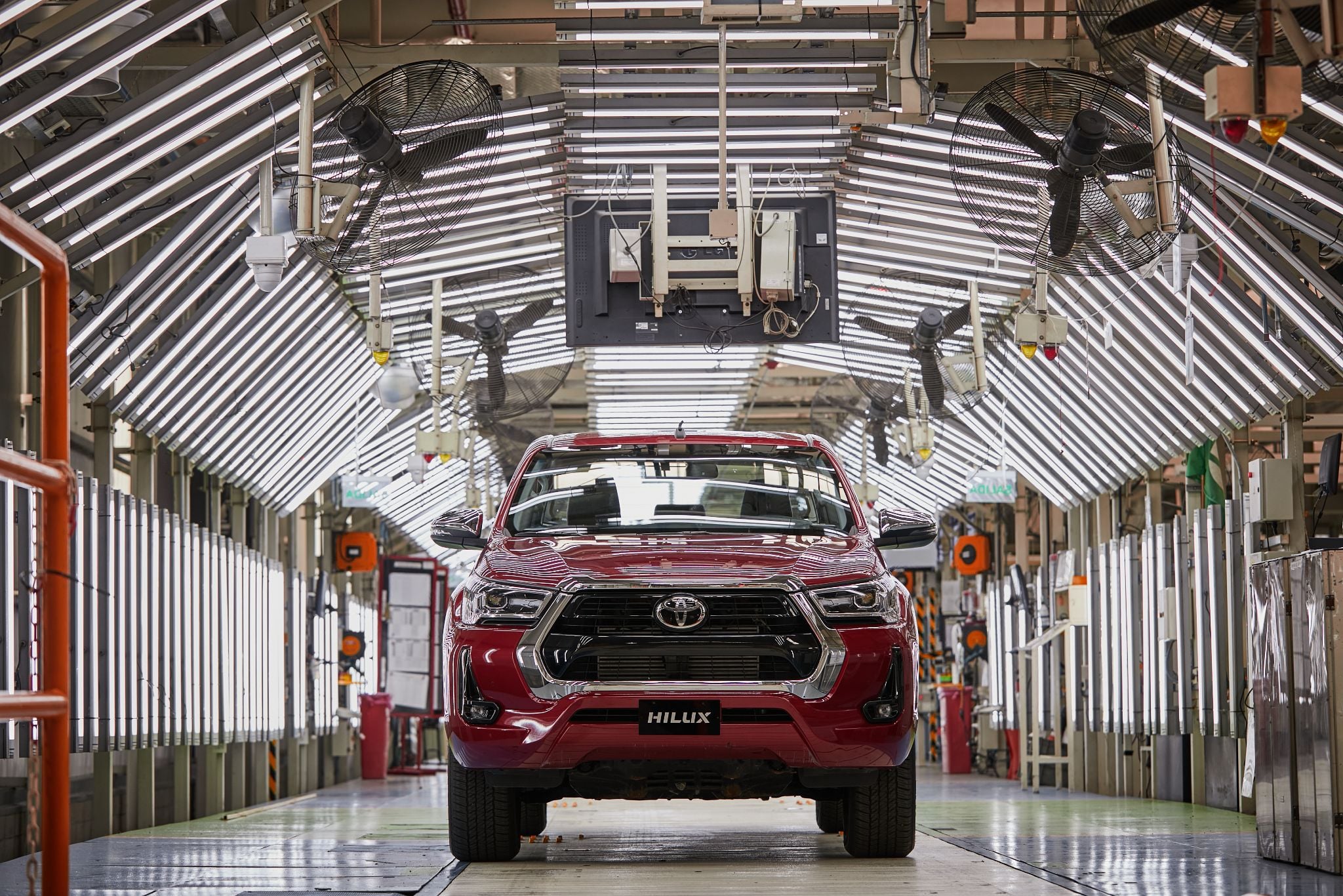 toyota hilux srx double cab vermelho frente na fábrica