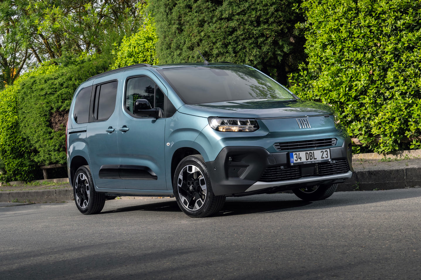 fiat e doblo van azul frente em movimento 2