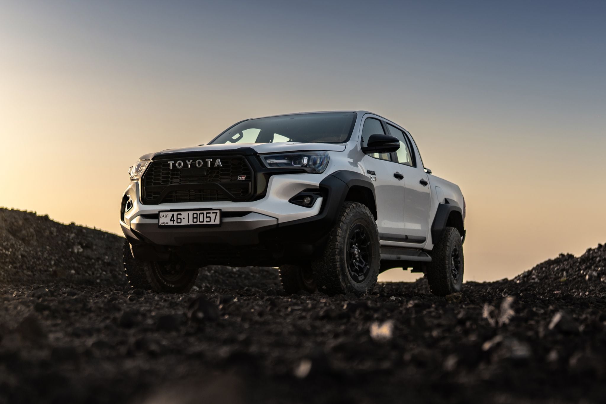 toyota hilux gr sport double cab branco frente oriente médio