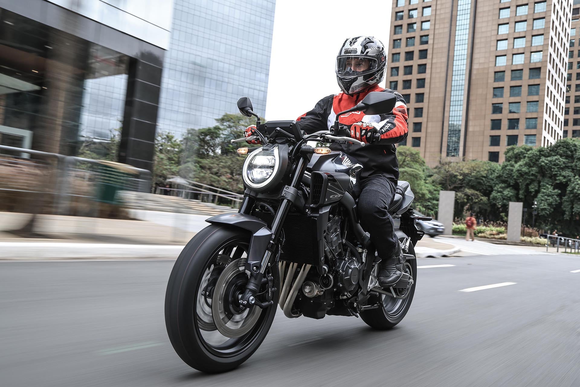 Honda CB 650R E-Clutch 2027 chega em julho com três novas cores e preço de R$ 59.560