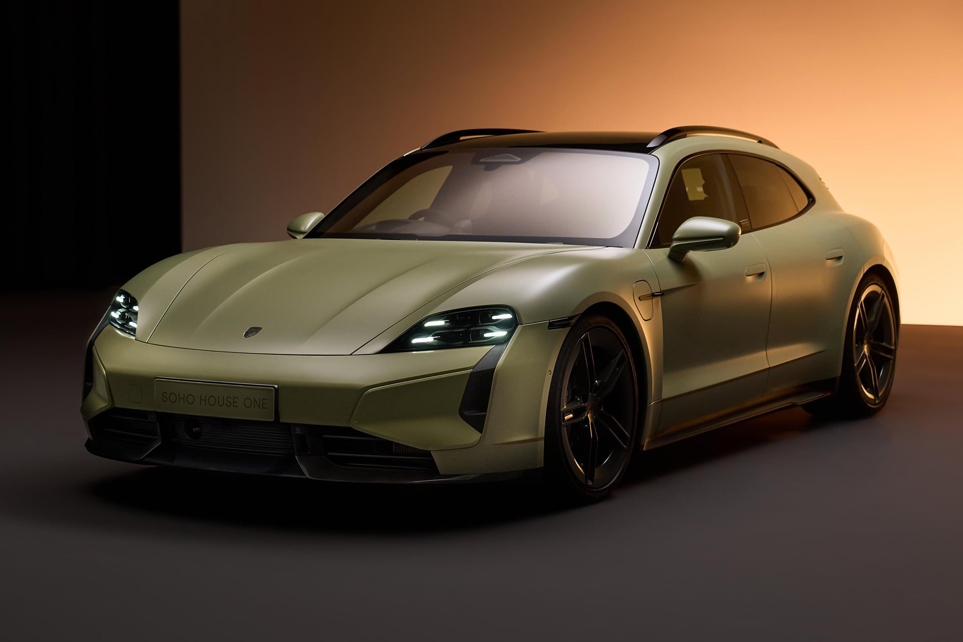A Porsche pintou um Taycan de verde ‘vômito’ — e a cor dividiu opiniões na internet