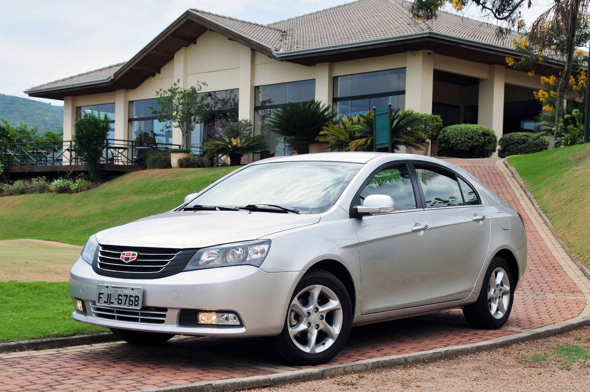 Geely EC7 prata frente parado