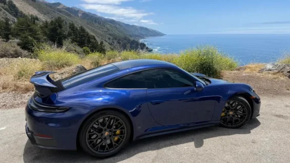 Porsche 911 Carrera 4 GTS 3