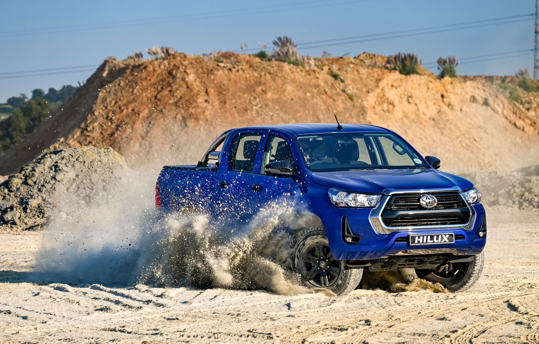 toyota hilux raider double cab azul frente areia