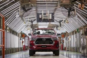 toyota hilux srx double cab vermelha frente fábrica argentina