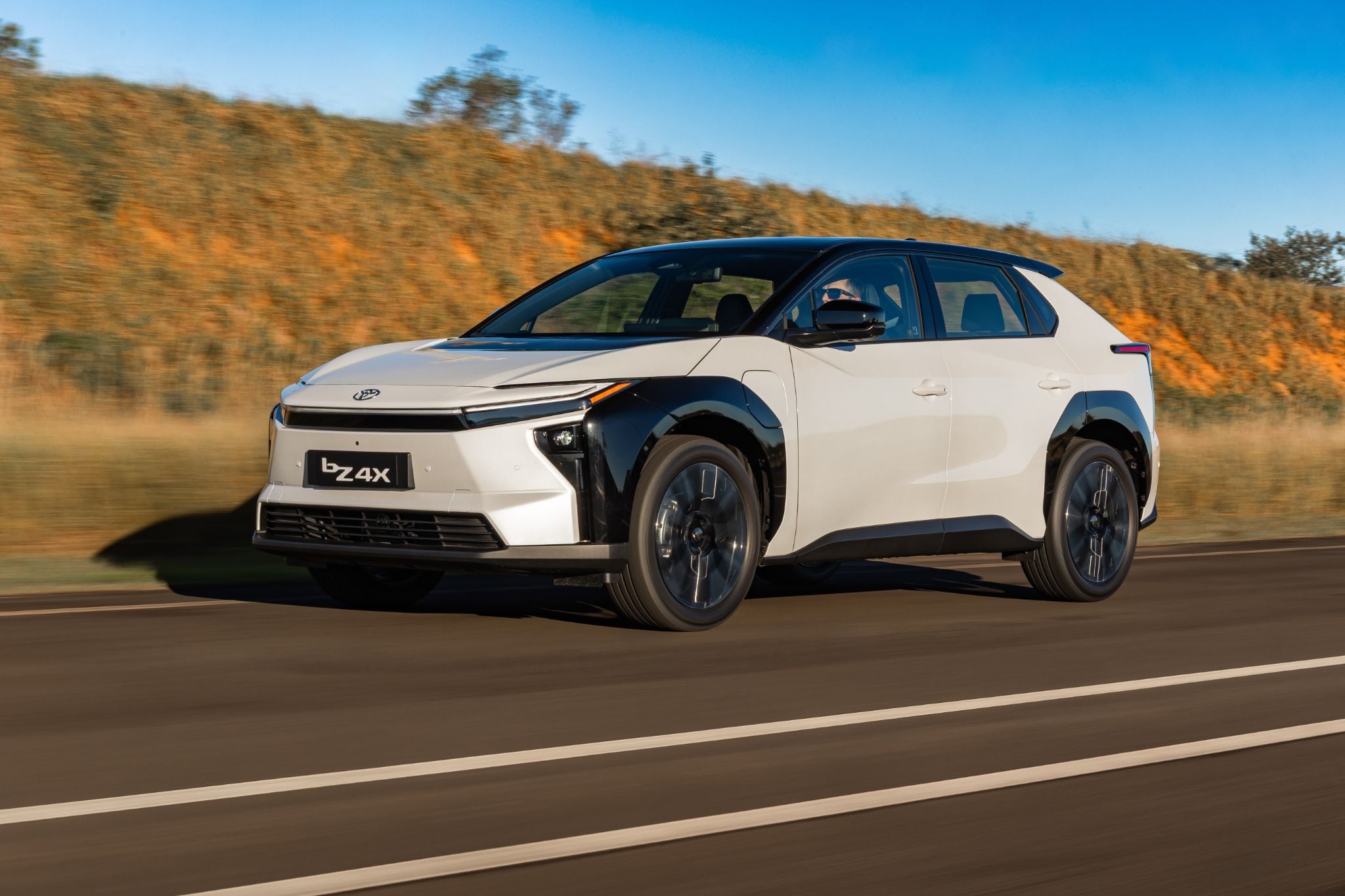Mesmo apostando em híbridos, Toyota lança bZ4X elétrico no Brasil