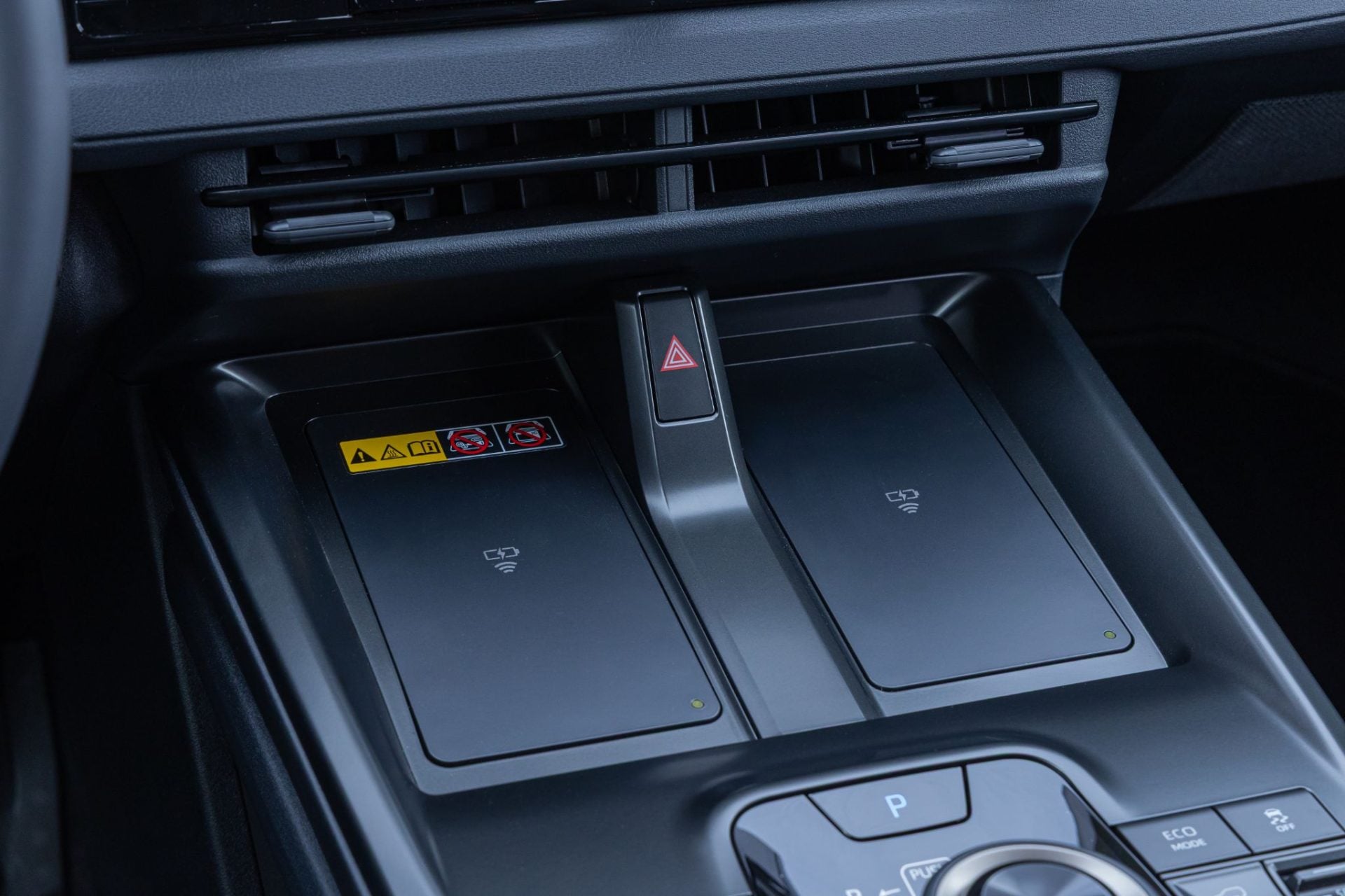 Toyota bZ4X interior carregador por indução