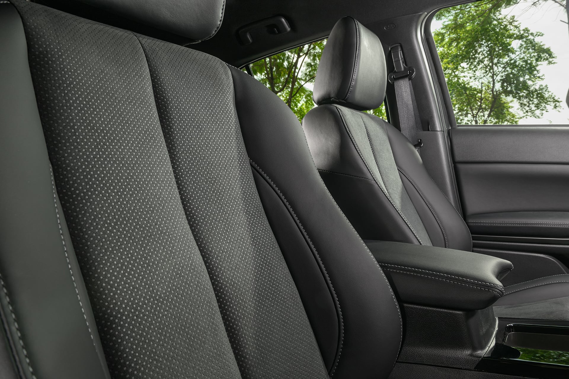 mitsubishi-eclipse-cross-black-3-1.jpg
