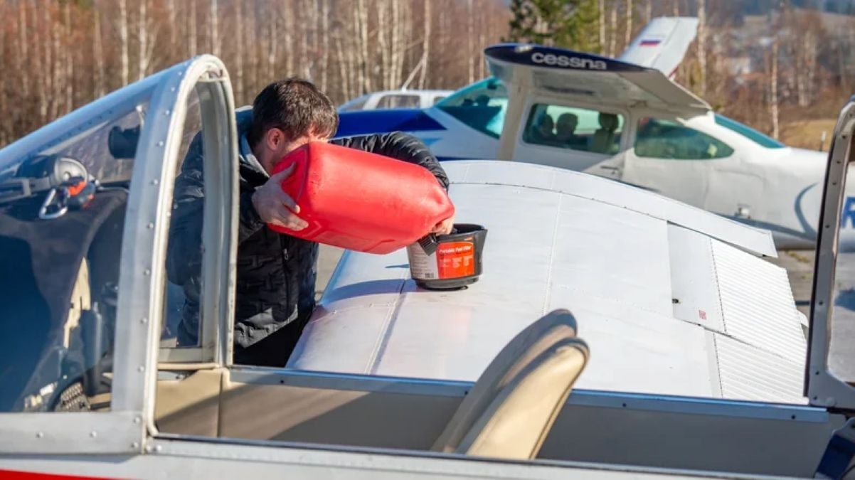 Rússia usa gasolina automotiva para abastecer aviões em meio a crise de combustíveis causada pela guerra