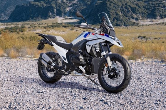 BMW R 1300 GS fica mais cara e mais esportiva: Akrapovic de série e câmbio que pilota por você