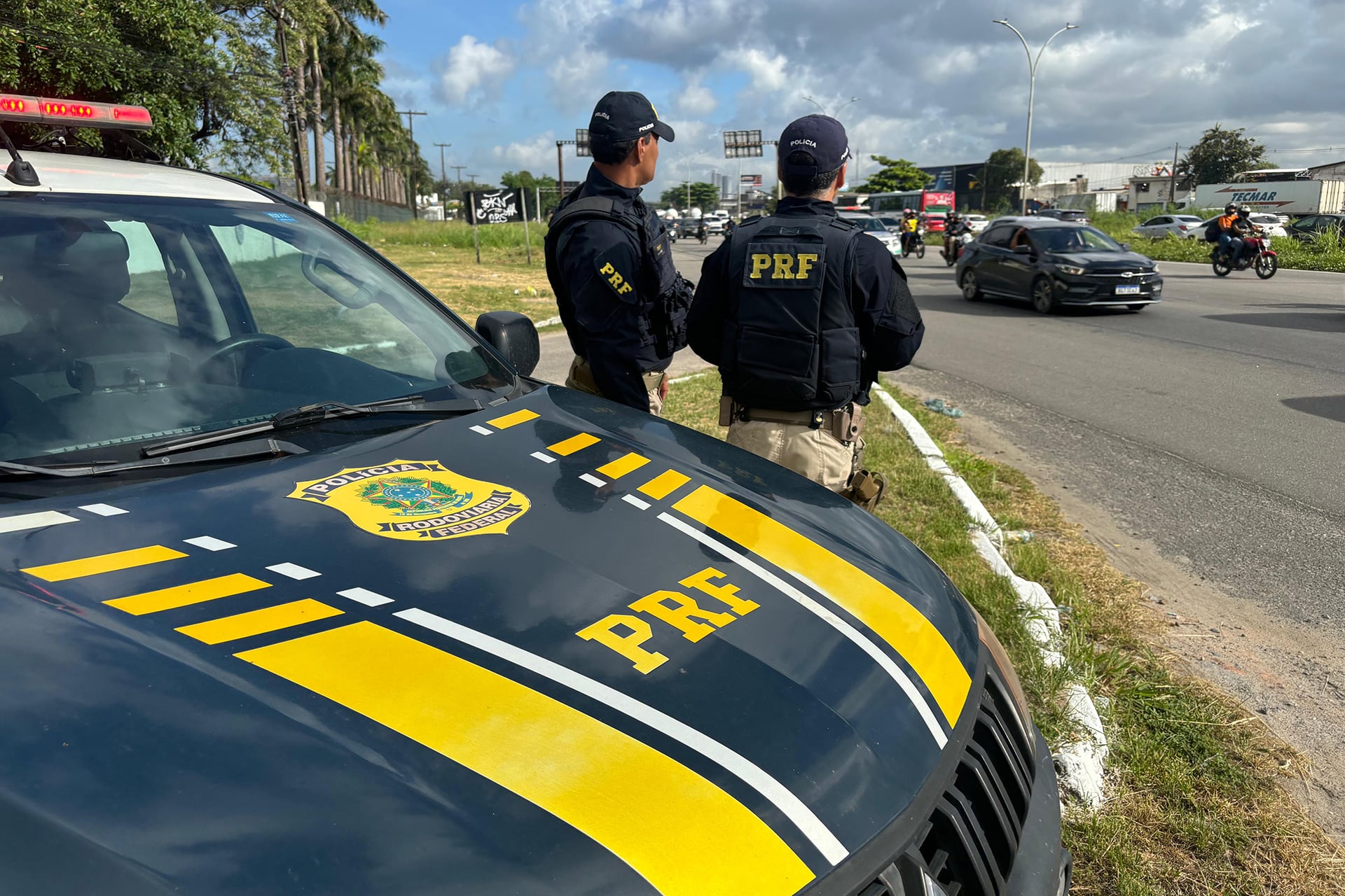 Avisar sobre blitz no WhatsApp pode dar cadeia? Homem é detido na BR-101 e reacende a dúvida