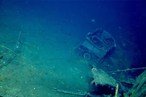 Ford de 1941 é encontrado no fundo do Pacífico ao lado de porta aviões da Segunda Guerr