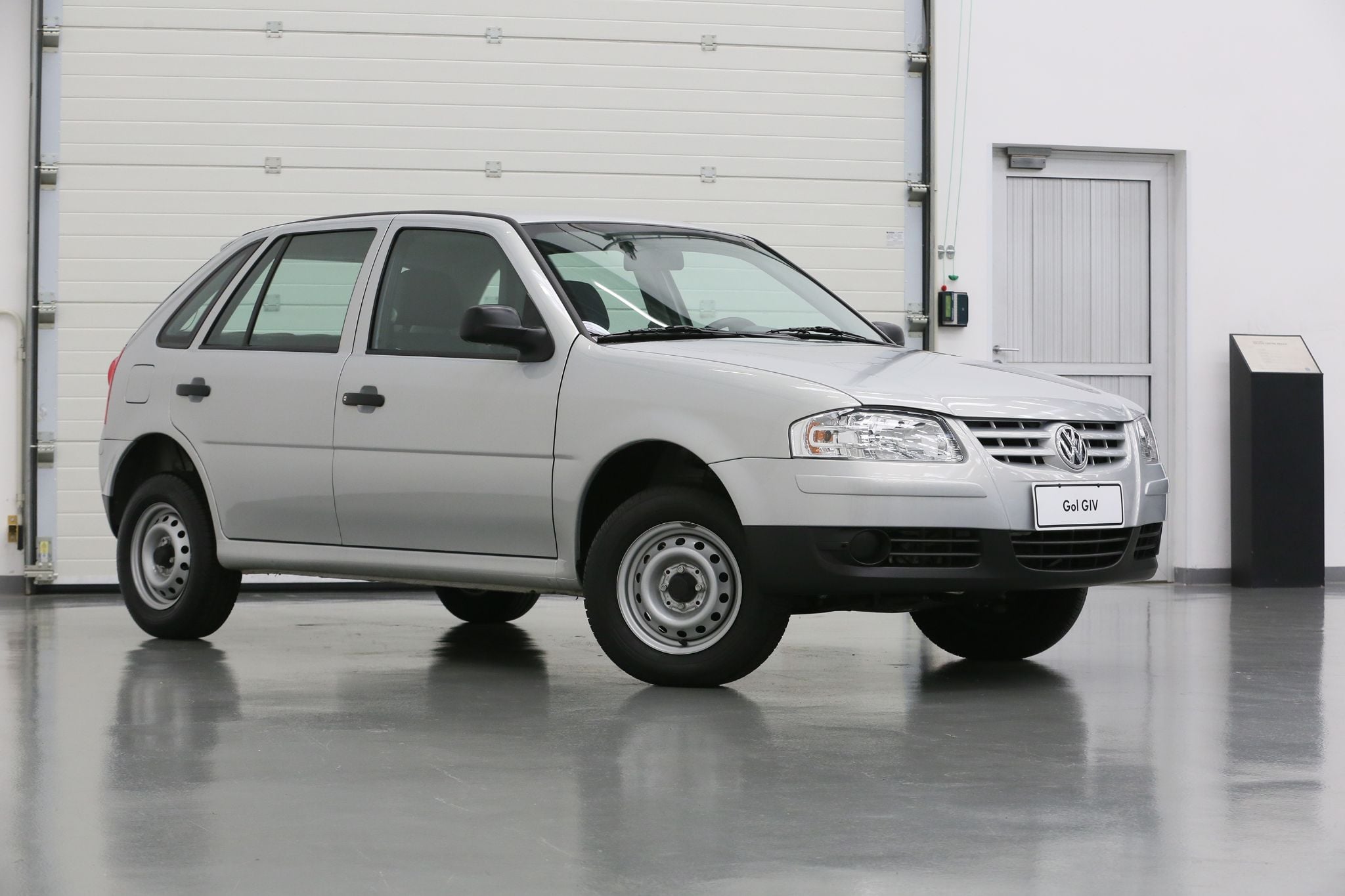 volkswagen gol G4 2 portas prata frente parado