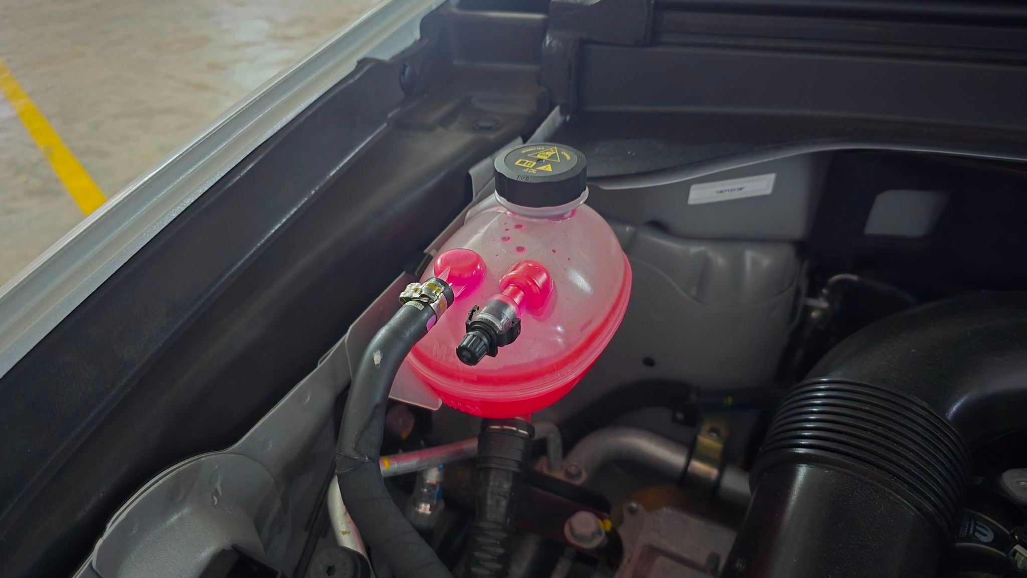 Reservatório do sistema de arrefecimento da bateria de 48 volts do Jeep Renegade hybrid híbrido