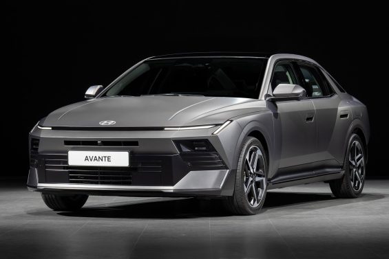 Hyundai redesenha o Elantra 2027 com “cara de Homem de Ferro” e interior de sedã premium