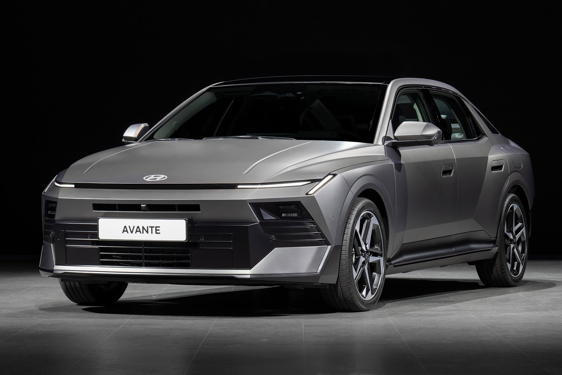 Hyundai redesenha o Elantra 2027 com “cara de Homem de Ferro” e interior de sedã premium