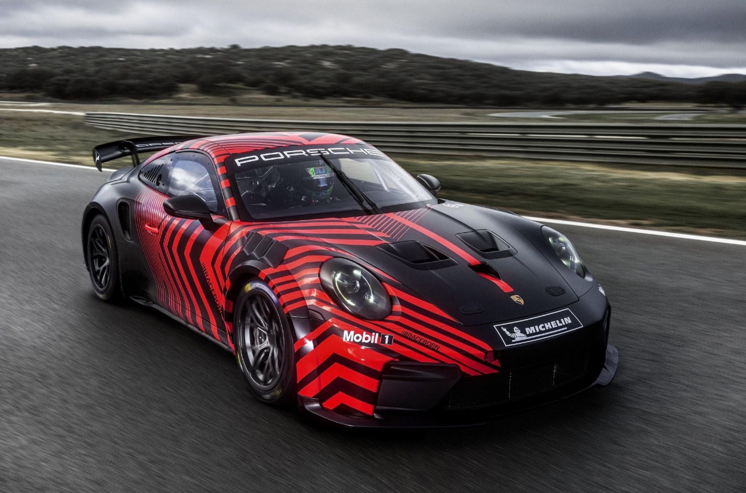 PORSCHE 911 GT4 4 2027 PRETO EM MOVIMENTO