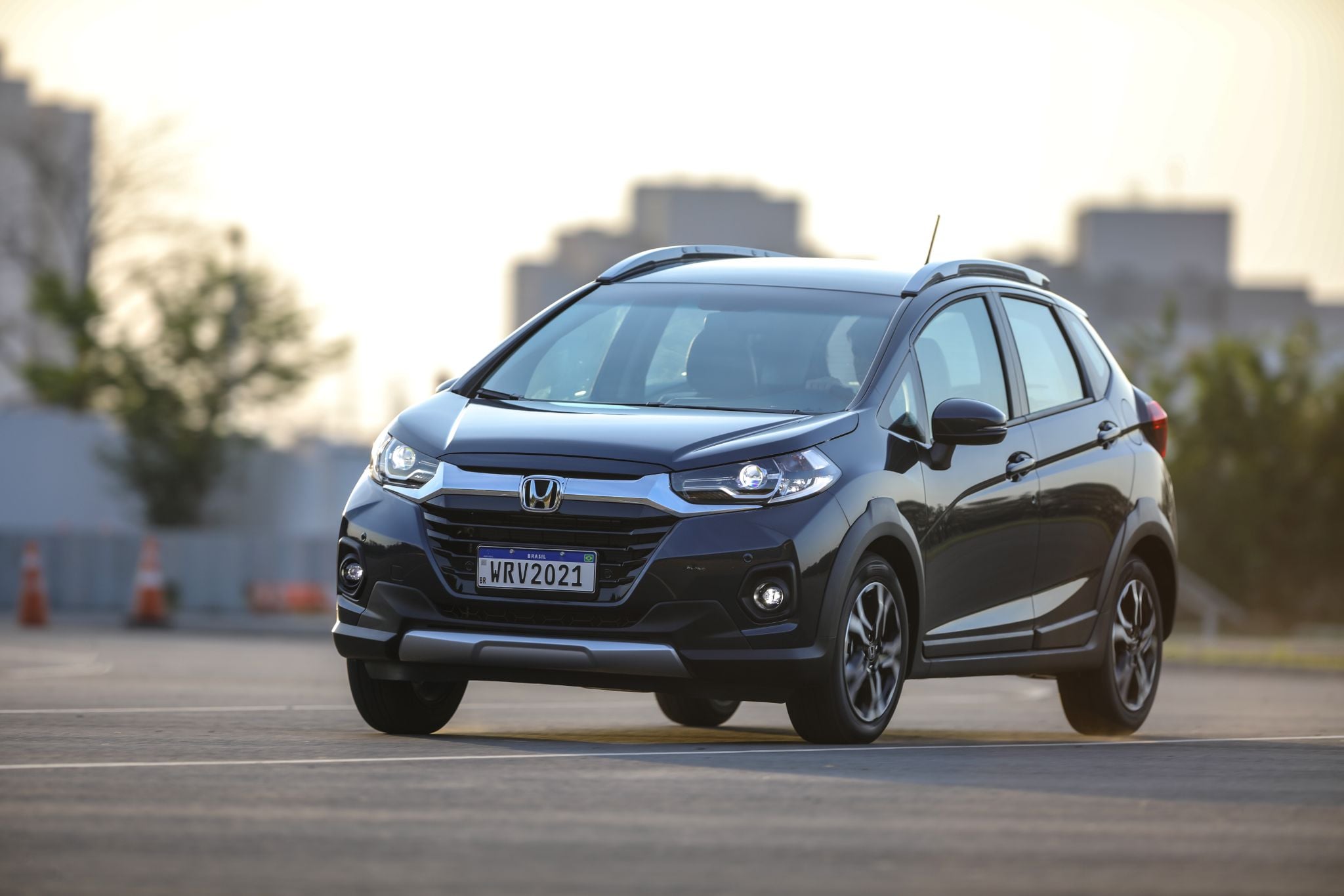 honda wr v azul frente em movimento